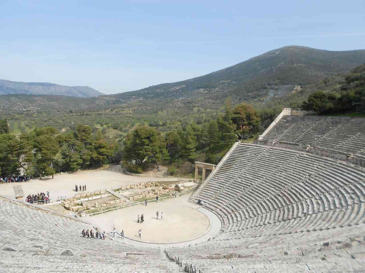 Η Συνύπαρξη και Χρήση των Αρχαίων Ελληνικών Θεάτρων σε σχέση με τα Ιερά